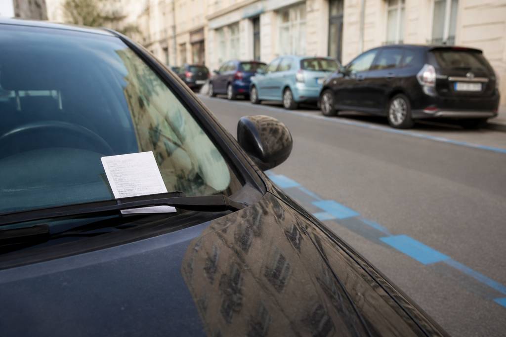 Amende stationnement zone bleue : montant, règles et recours